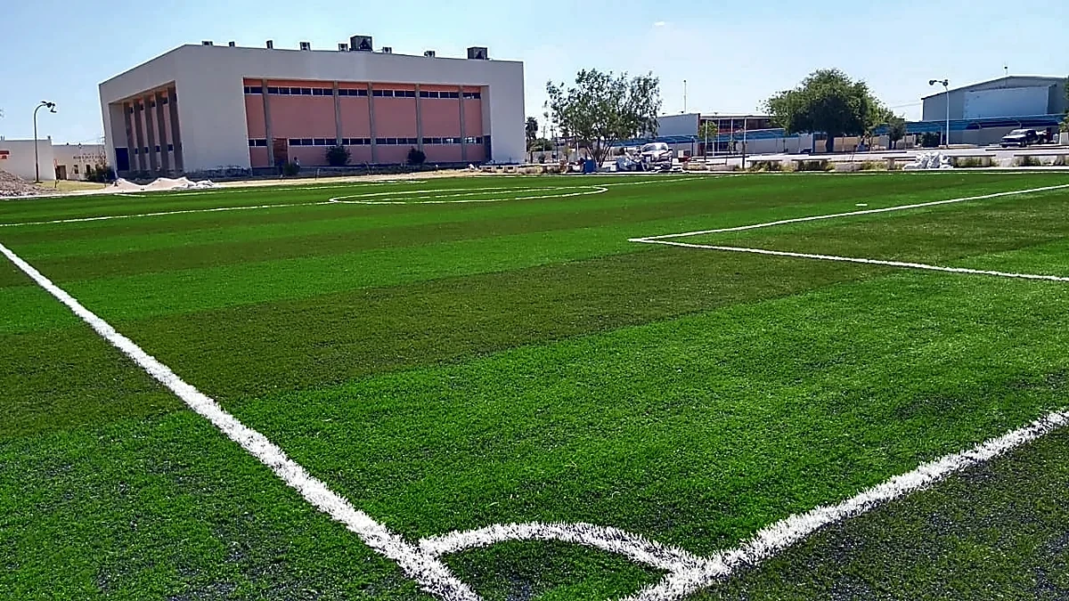 Cancha de fútbol 7 con pasto sintético en Universidad Autónoma de Tamaulipas, Nuevo Laredo, Tamaulipas: líneas de juego insertadas en el mismo pasto