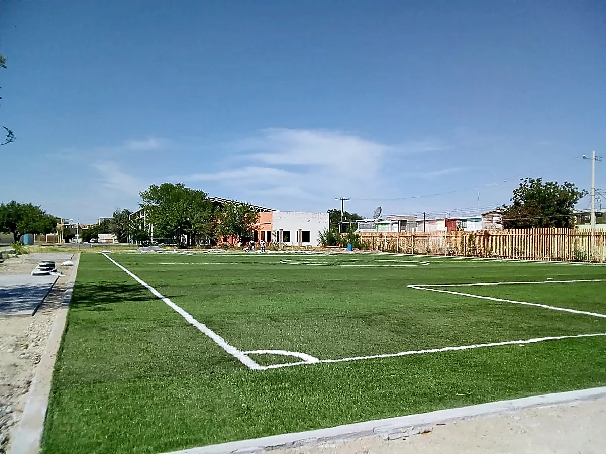 Detalle del pasto sintético de la cancha de fútbol 7 en Nuevo Laredo, Tamaulipas