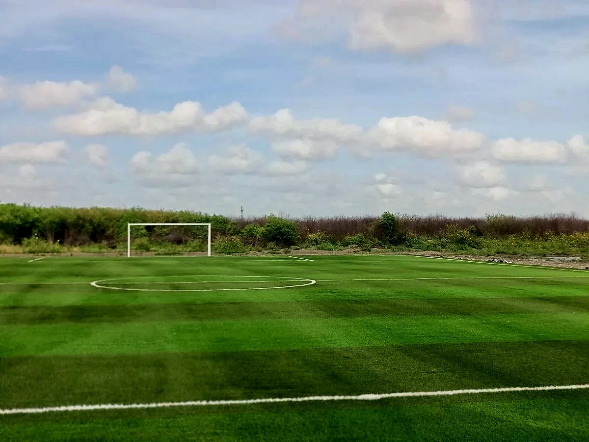 Cancha de fútbol 7 con pasto sintético en Universidad Tecnológica de Matamoros, Tamaulipas: la cancha desde la línea lateral
