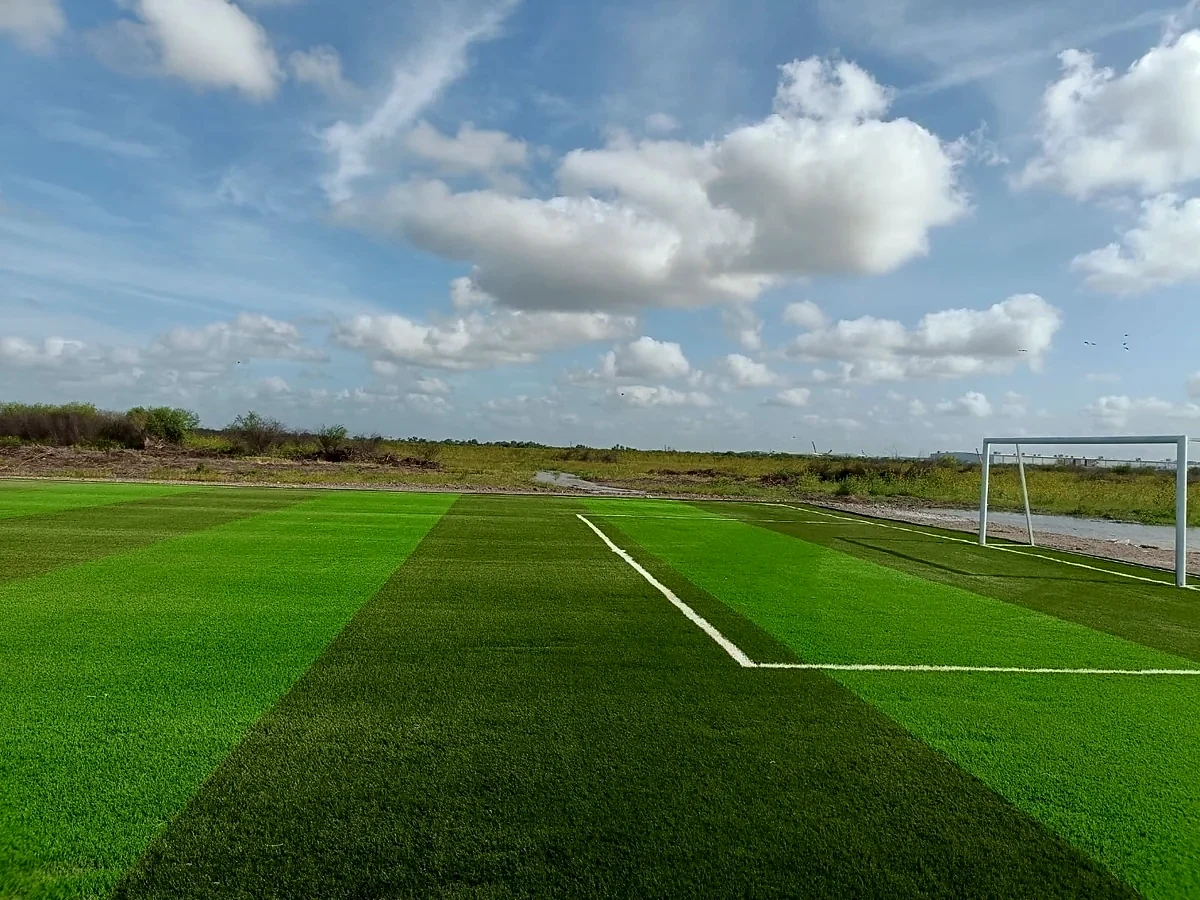 Cancha de fútbol 7 con pasto sintético en Universidad Tecnológica de Matamoros, Tamaulipas: otra vista de la cancha de fútbol 7