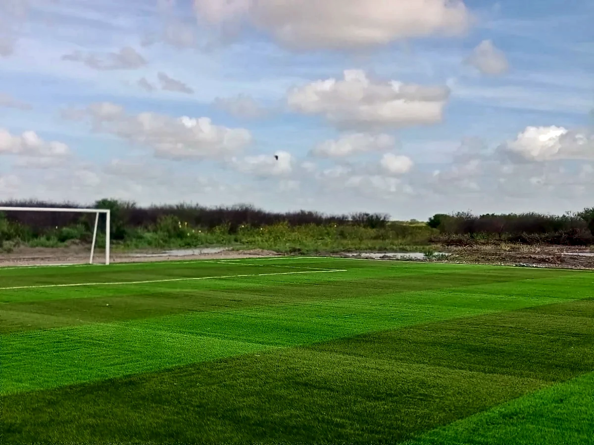 Cancha de fútbol 7 con pasto sintético en Universidad Tecnológica de Matamoros, Tamaulipas: la cancha desdel fondo