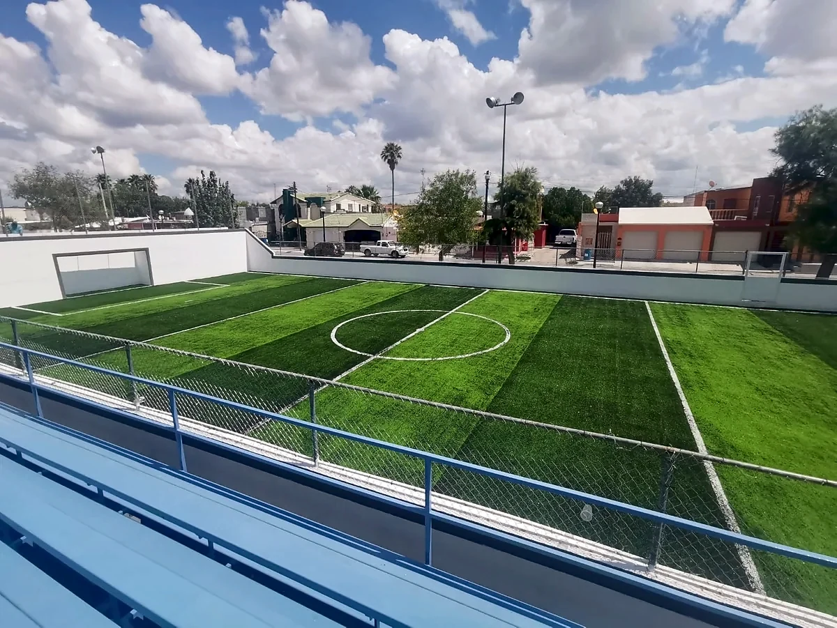 Cancha de fútbol rápido con pasto sintético en Auditorio Municipal de Miguel Alemán