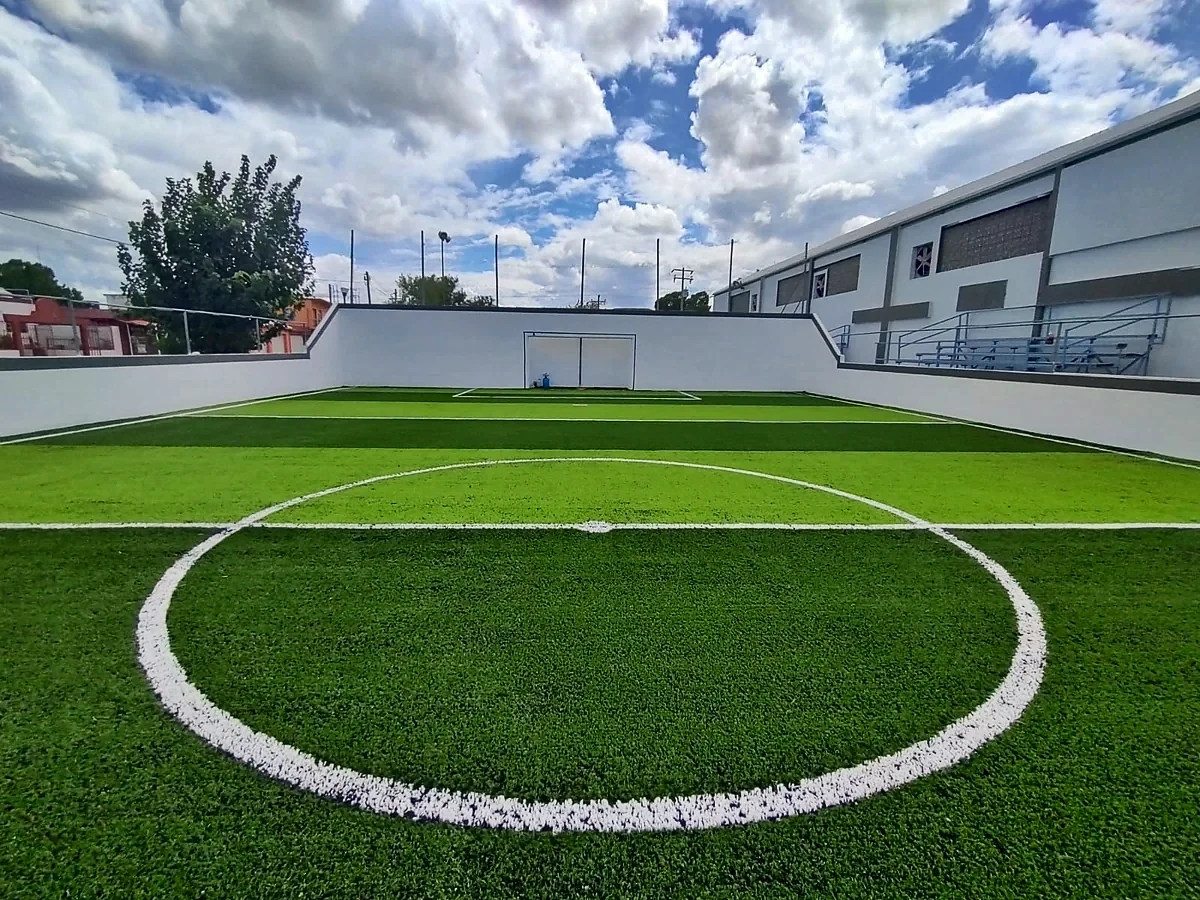 Cancha de fútbol rápido con pasto sintético en Auditorio Municipal de Miguel Alemán, Tamaulipas: la cancha desdel fondo