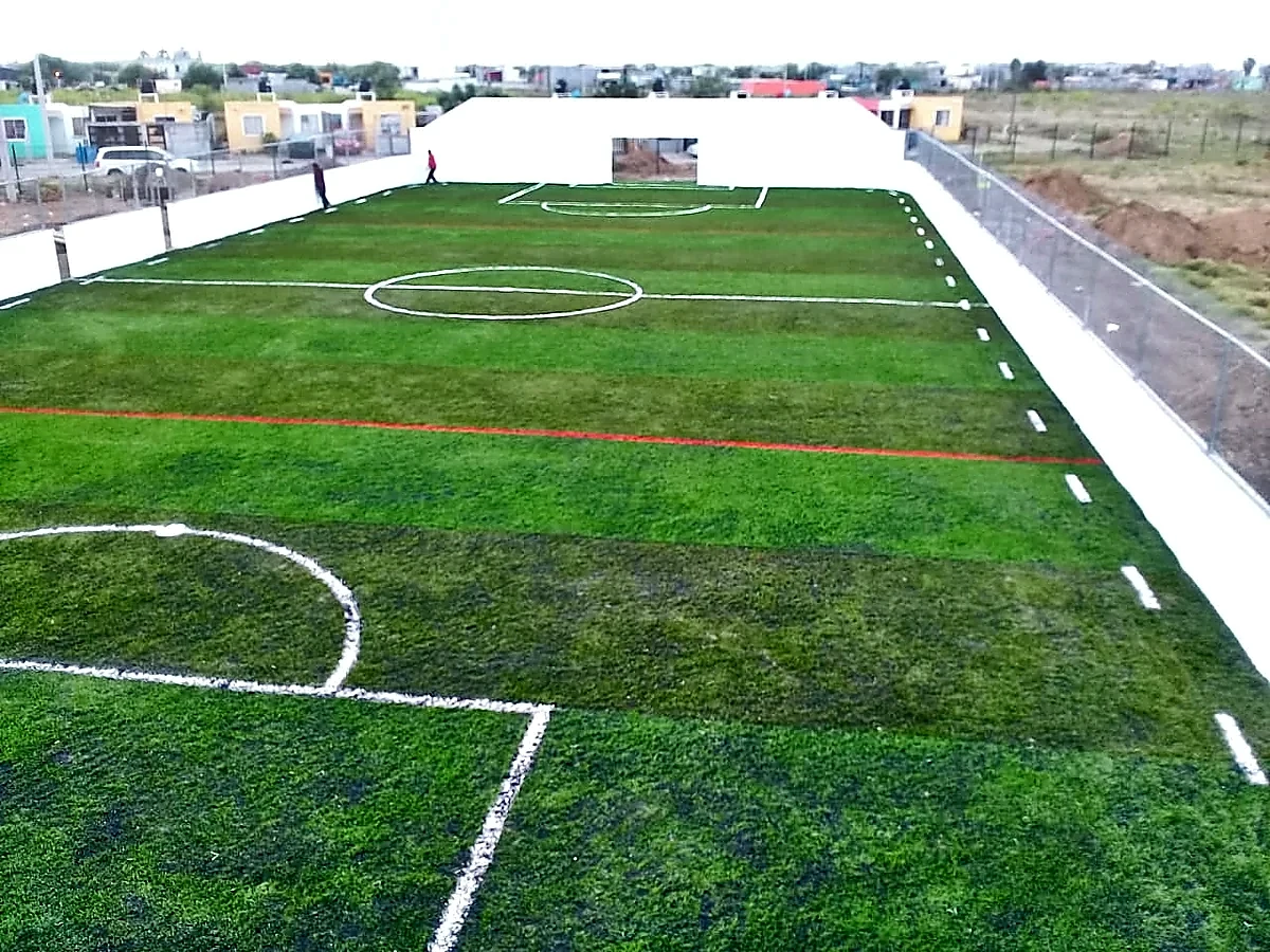 Cancha de fútbol rápido con pasto sintético en Campo del Parque Juvenil de Nuevo Laredo
