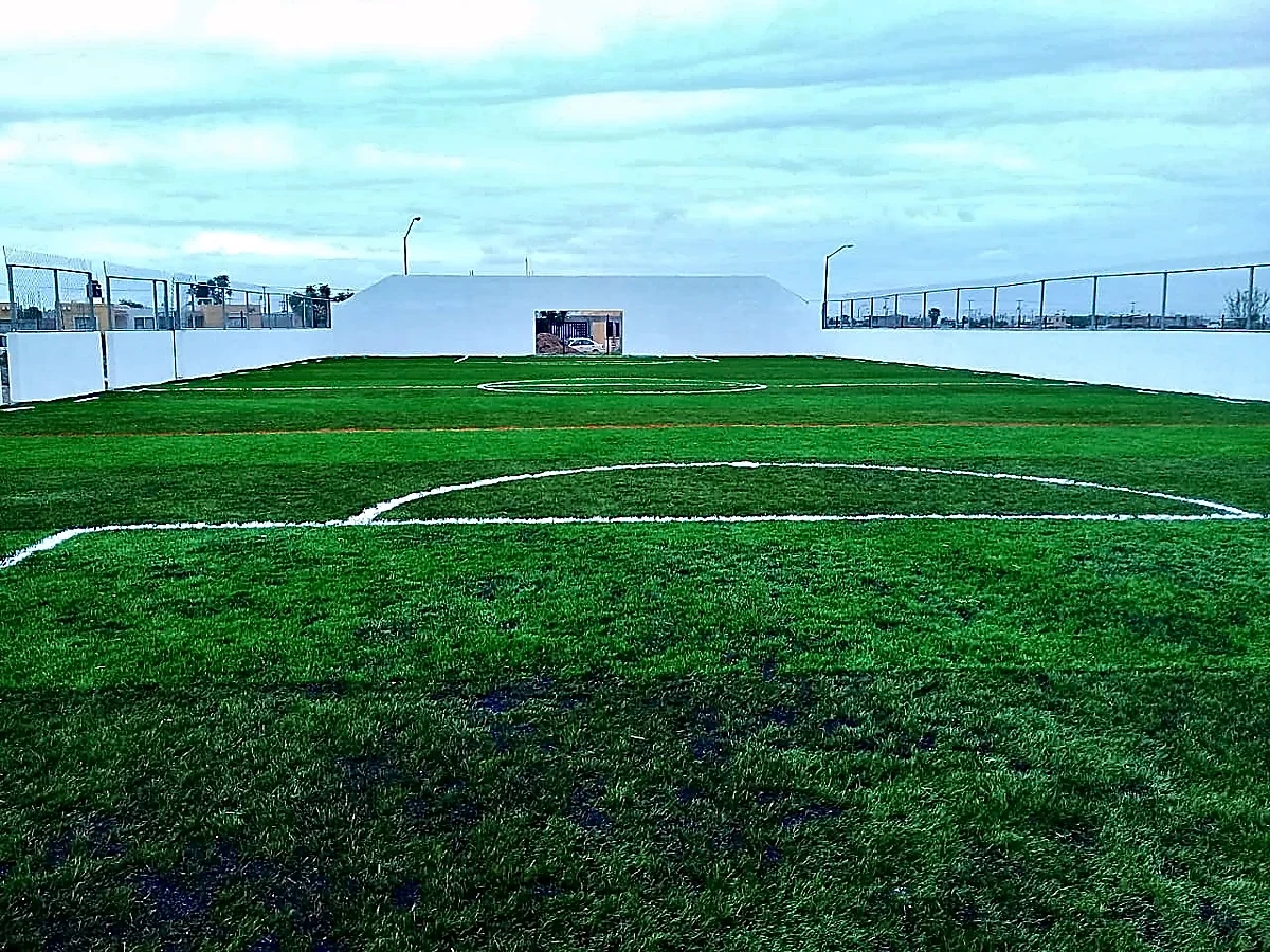 Cancha de fútbol rápido con pasto sintético en Campo del Parque Juvenil de Nuevo Laredo, Tamaulipas: la cancha desde la línea lateral