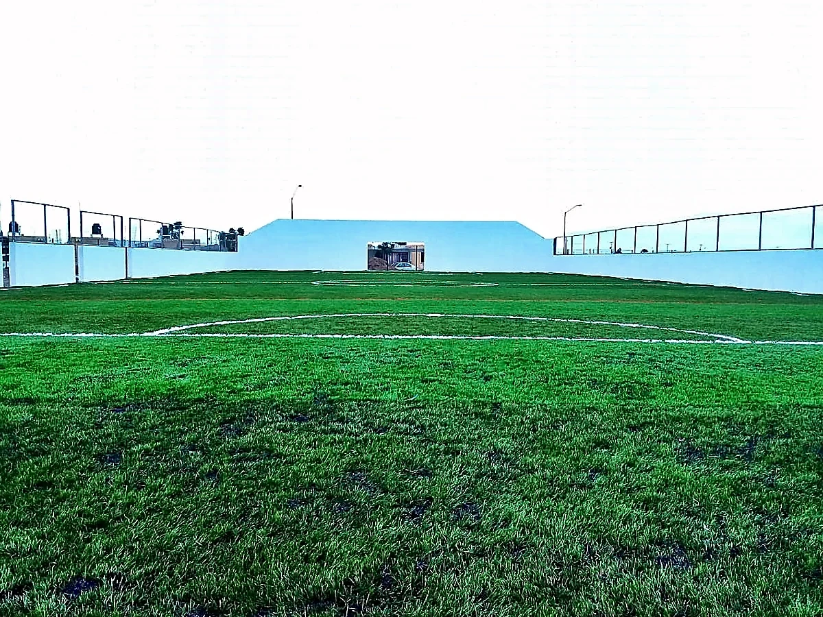 Detalle del pasto sintético de la cancha de fútbol rápido en Laredo, Tamaulipas