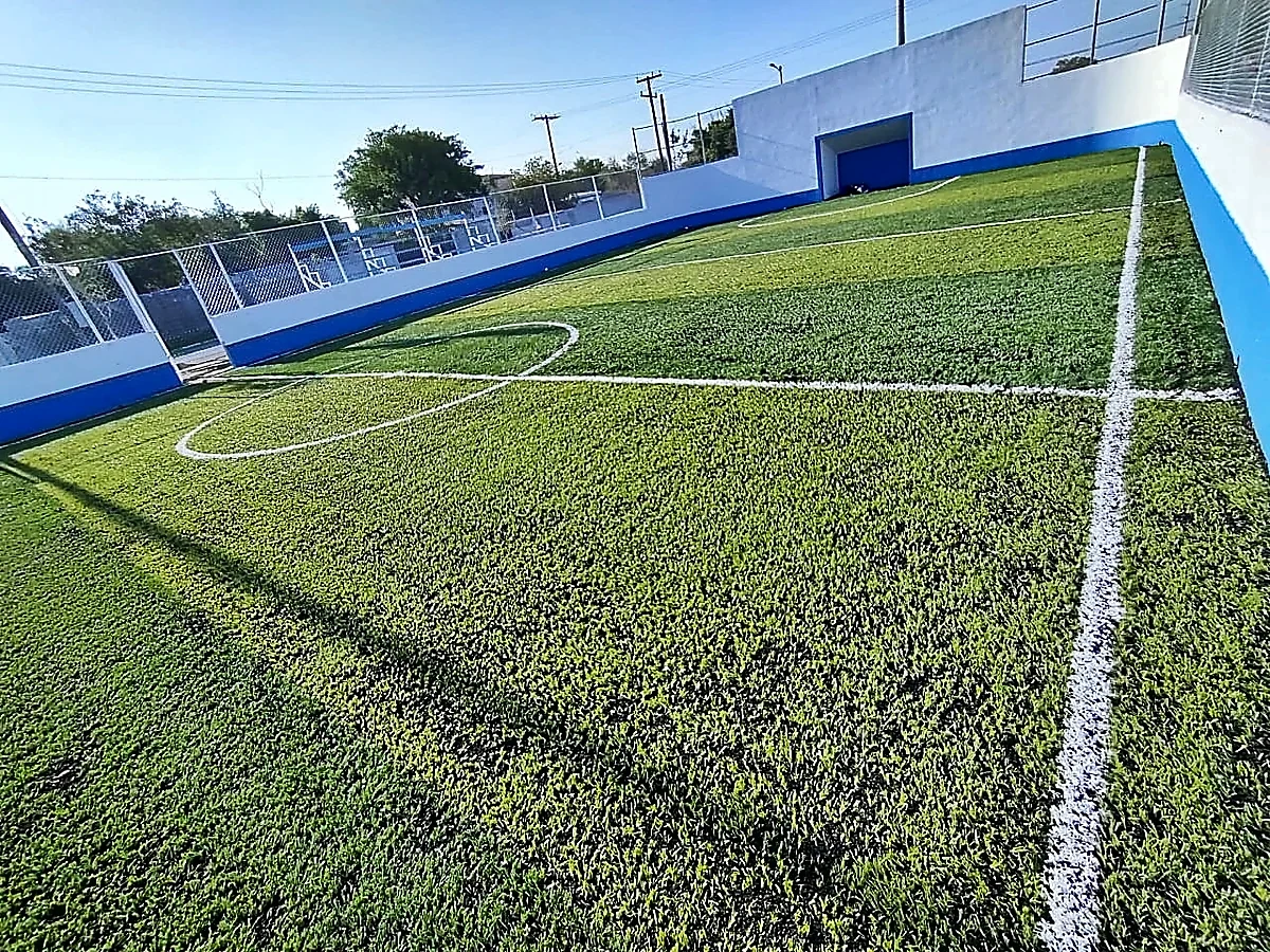 Cancha de fútbol rápido con pasto sintético en Cancha Retomando El Progreso, Valle Hermoso, Tamaulipas: otra vista de la cancha
