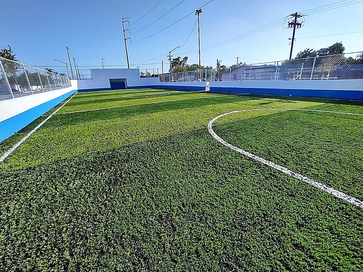 Cancha de fútbol rápido con pasto sintético en Cancha Retomando El Progreso, Valle Hermoso, Tamaulipas: pasto sintético deportivo recién cepillado