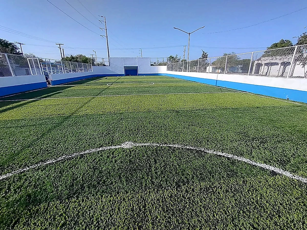 Cancha de fútbol rápido con pasto sintético en Cancha Retomando El Progreso, Valle Hermoso, Tamaulipas: vista de la cancha y su entorno