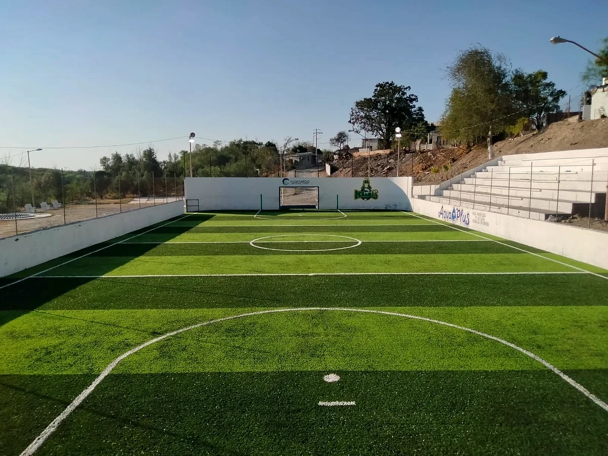 Cancha de fútbol rápido con pasto sintético en Cancha Río San Juan, Camargo, Tamaulipas: líneas de juego insertadas en el pasto