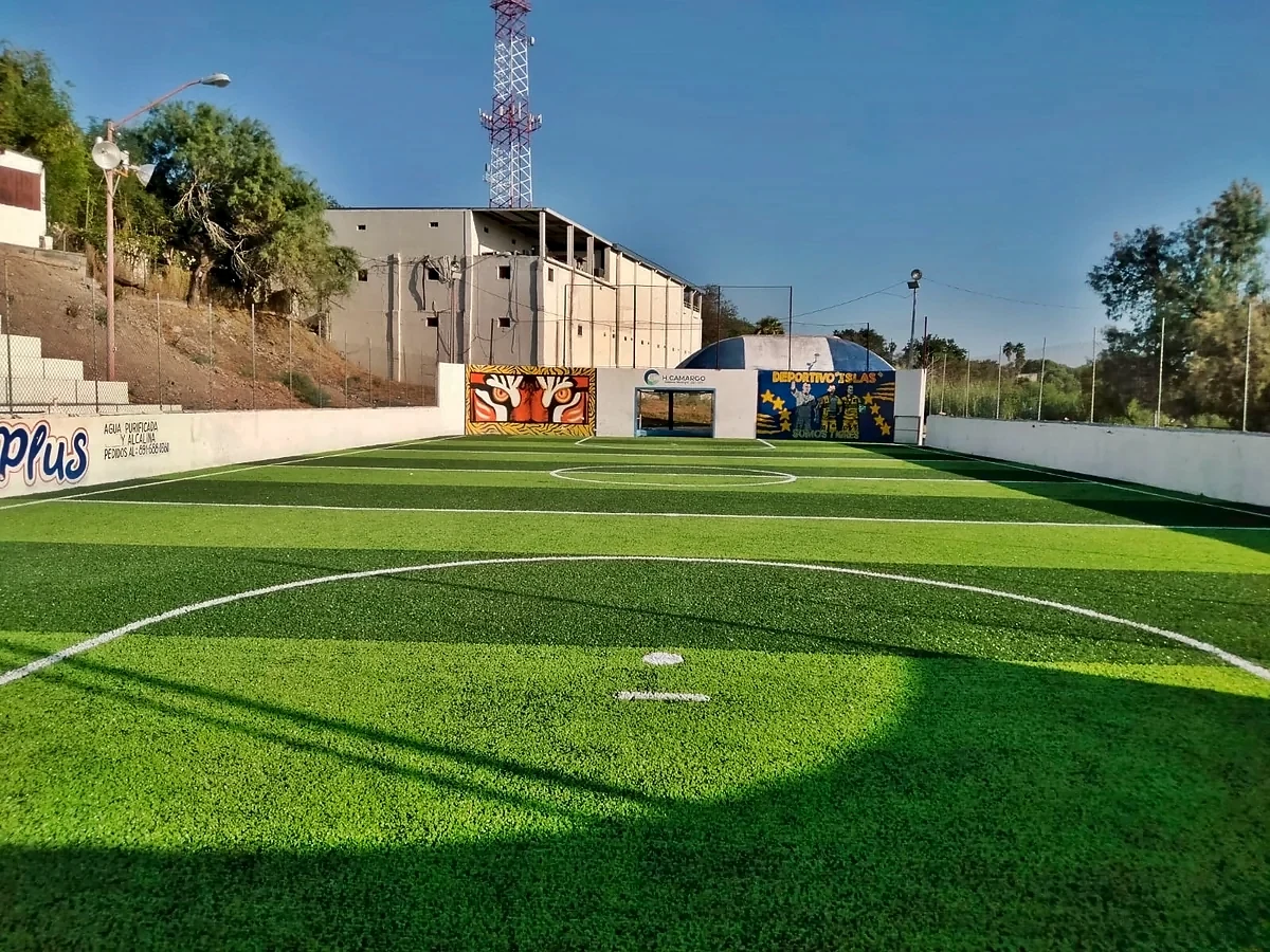 Cancha de fútbol rápido con pasto sintético en Cancha Río San Juan, Camargo, Tamaulipas: la cancha desde la línea lateral