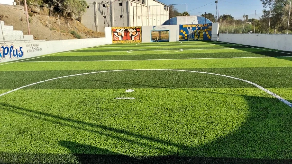Cancha de fútbol rápido con pasto sintético en Cancha Río San Juan, Camargo, Tamaulipas: otra vista de la cancha