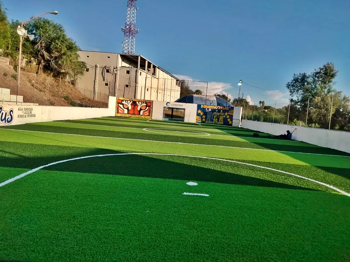 Cancha de fútbol rápido con pasto sintético en Cancha Río San Juan, Camargo, Tamaulipas: vista de la cancha y su entorno