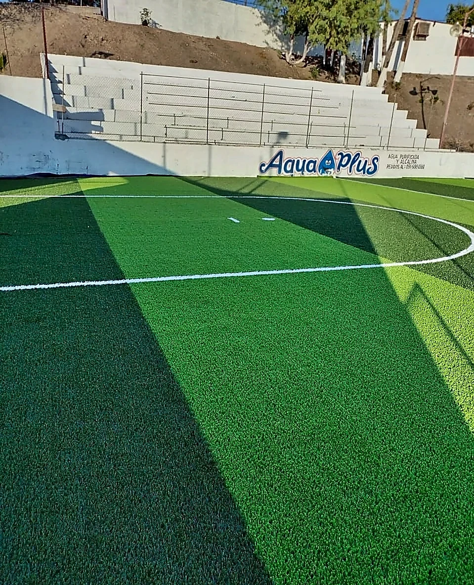 Detalle del pasto sintético de la cancha de fútbol rápido en Camargo, Tamaulipas