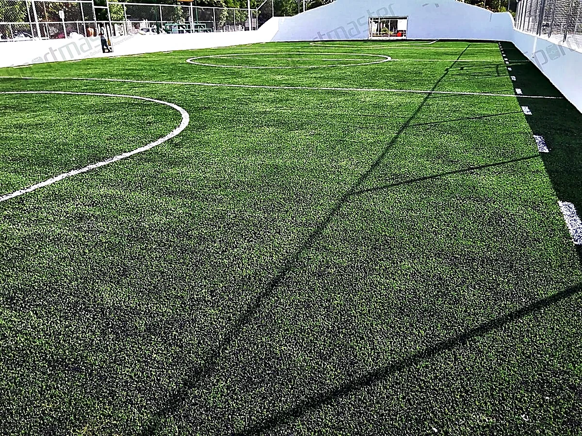 Detalle del pasto sintético de la cancha de fútbol rápido en El Mante, Tamaulipas