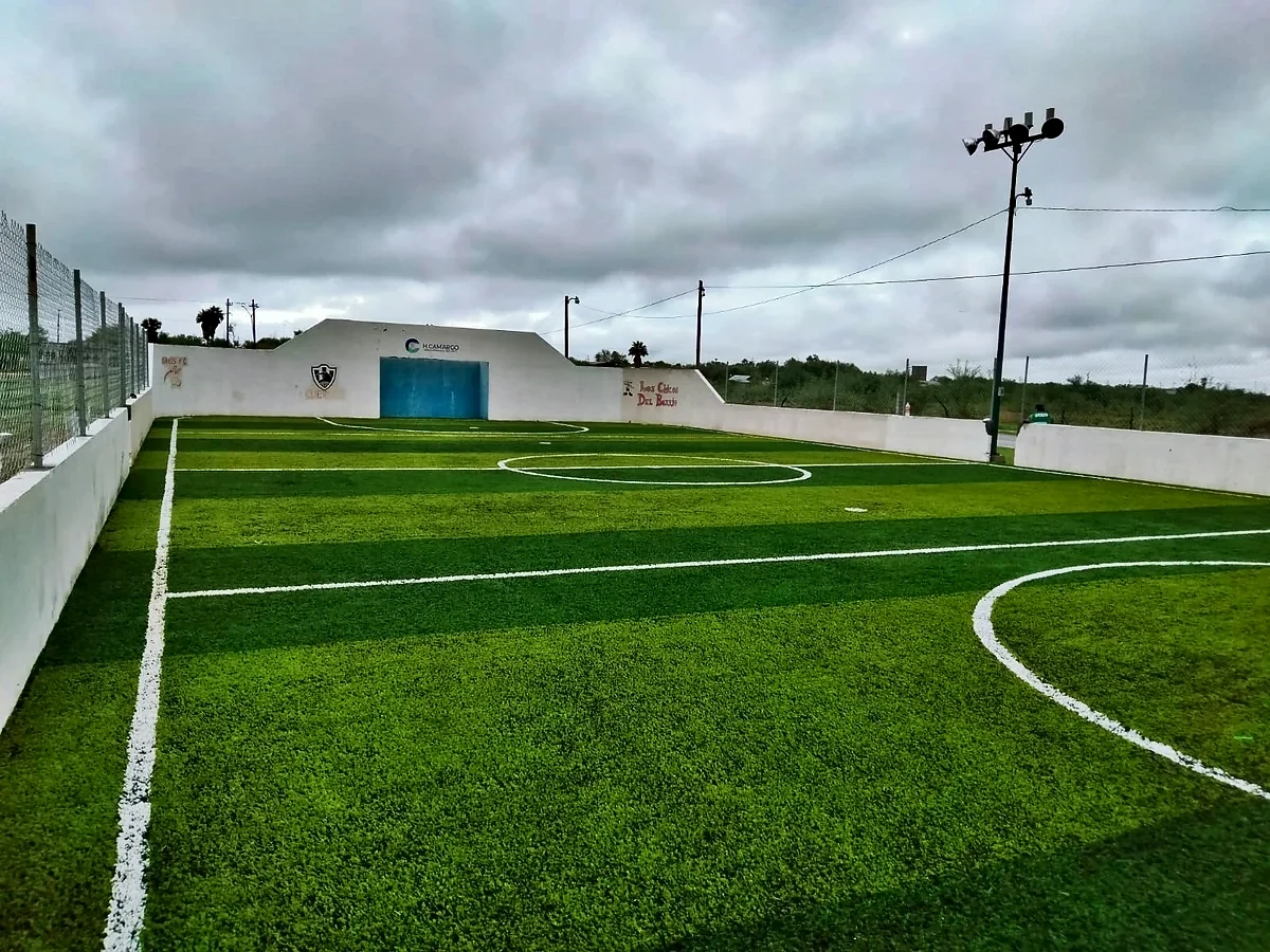 Cancha de fútbol rápido con pasto sintético en Unidad Deportiva Población Comales, Tamaulipas: líneas de juego insertadas en el pasto