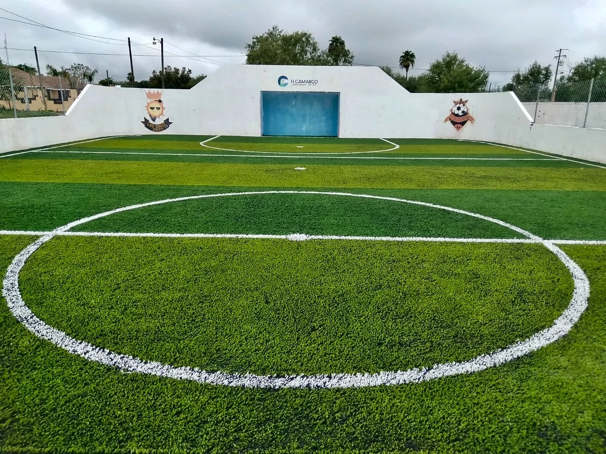 Cancha de fútbol rápido con pasto sintético en Unidad Deportiva Población Comales, Tamaulipas: otra vista de la cancha