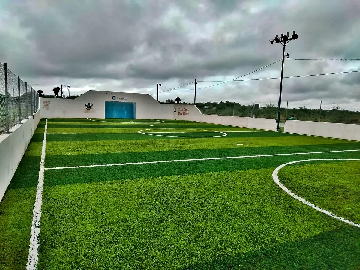 Cancha de fútbol rápido con pasto sintético en Unidad Deportiva Población Comales, Tamaulipas: la cancha desdel fondo