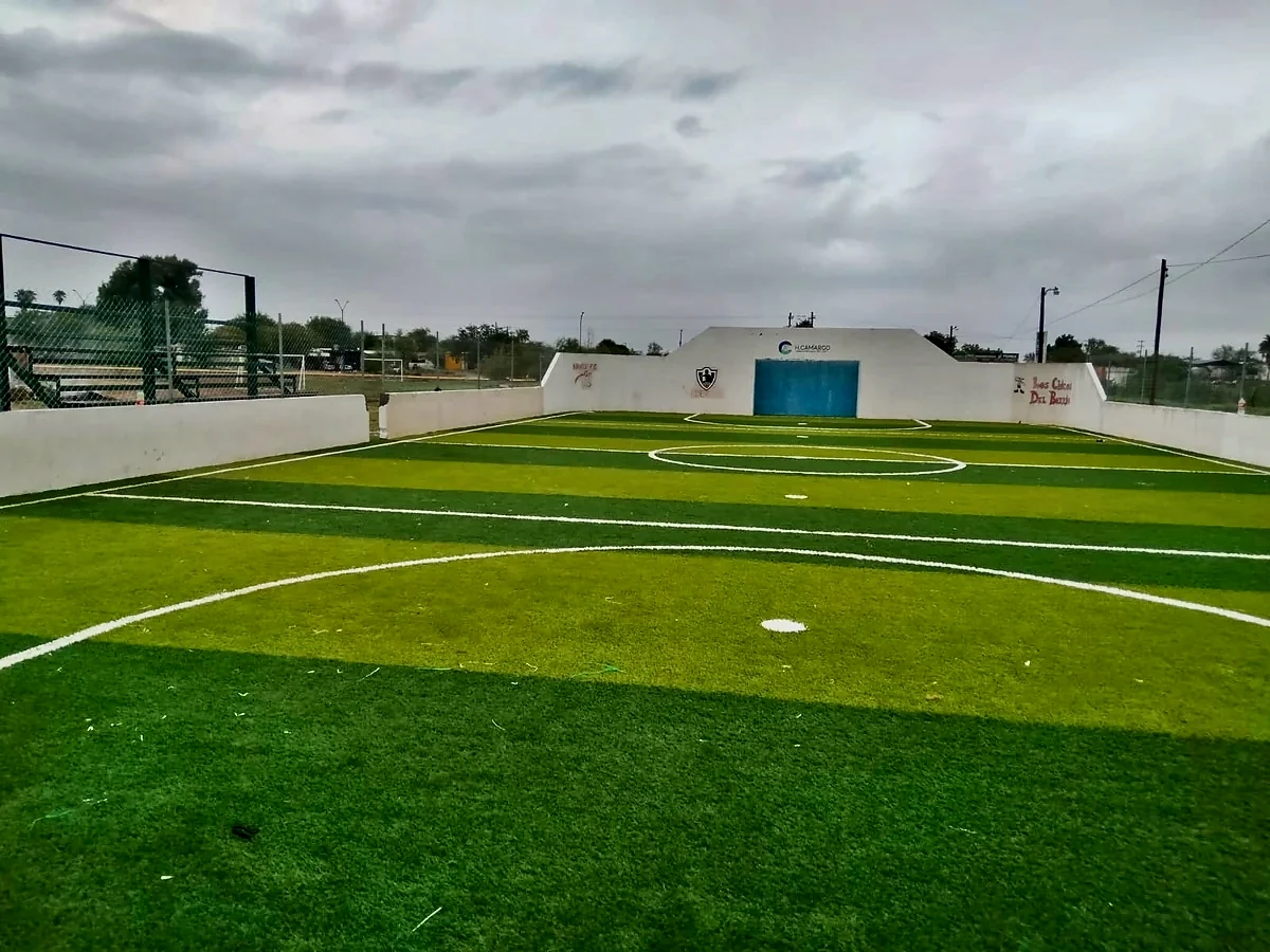 Cancha de fútbol rápido con pasto sintético en Unidad Deportiva Población Comales, Tamaulipas: vista de la cancha y su entorno