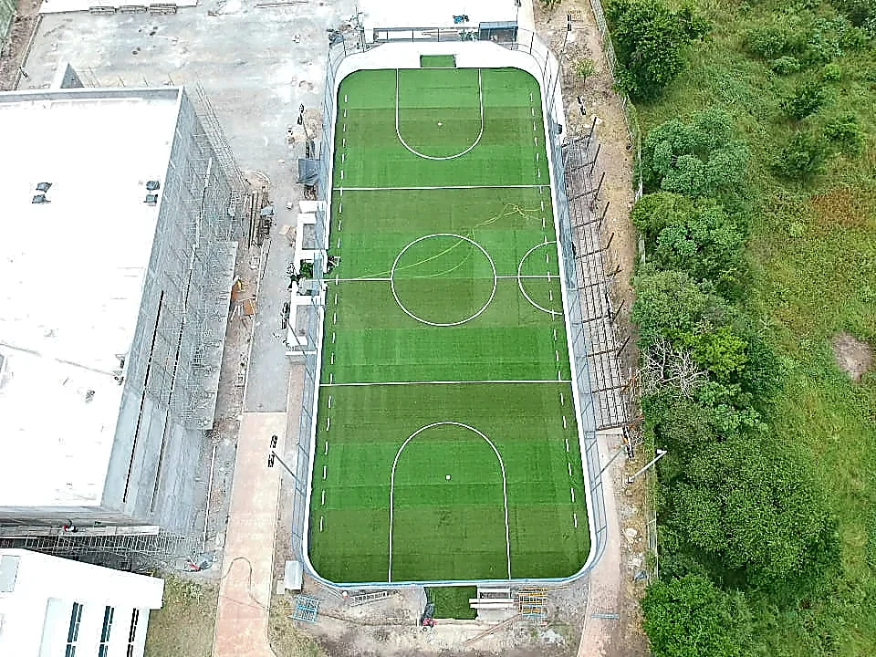 Cancha de fútbol rápido con pasto sintético en Universidad La Salle, Ciudad Victoria, Tamaulipas: otra vista de la cancha