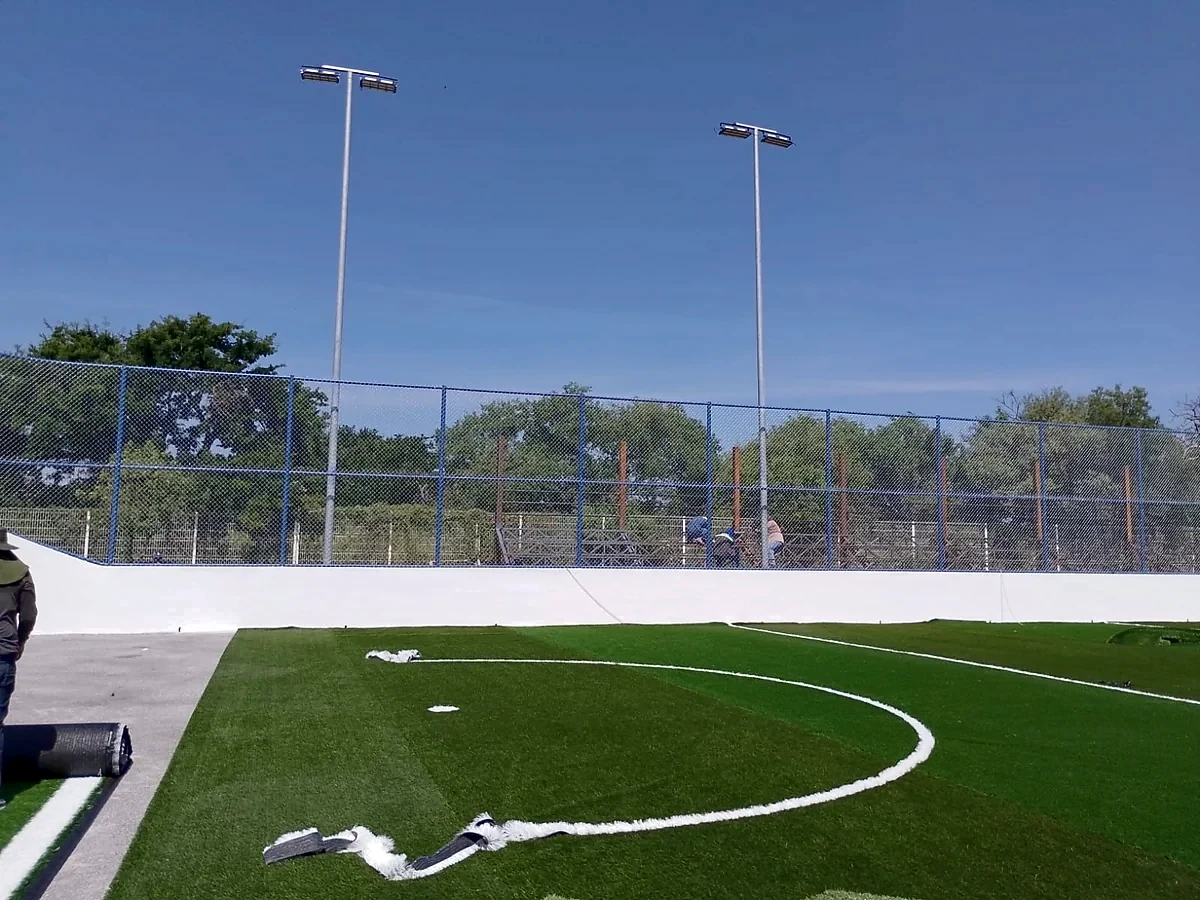 Cancha de fútbol rápido con pasto sintético en Universidad La Salle, Ciudad Victoria, Tamaulipas: vista de la cancha y su entorno