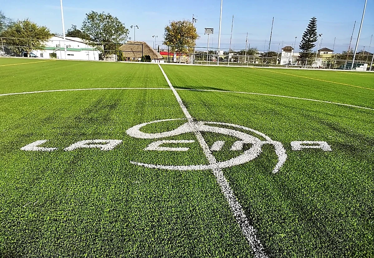 Cancha de fútbol soccer con pasto sintético en Cancha de Fútbol la Cima, Ciudad Victoria, Tamaulipas: otra vista de la cancha