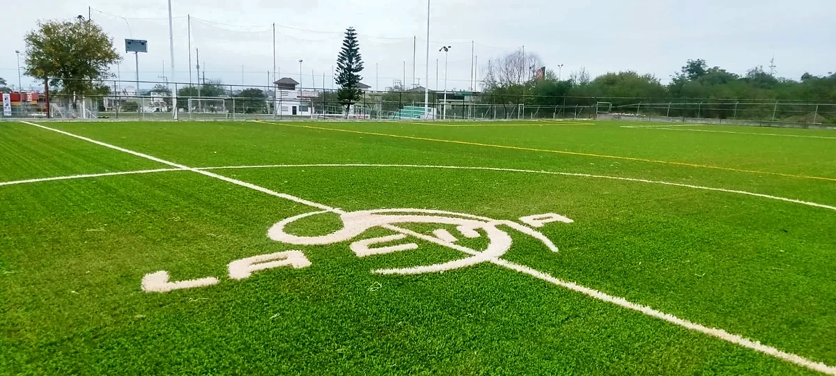 Cancha de fútbol soccer con pasto sintético en Ciudad Victoria, Tamaulipas: pasto sintético deportivo recién cepillado