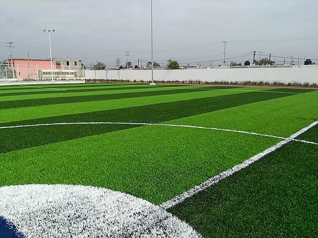 Cancha de fútbol soccer con pasto sintético en Deportivo Lomas del Rio, Nuevo Laredo, Tamaulipas: la cancha desdel fondo