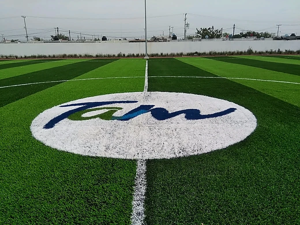 Detalle del pasto sintético de la cancha de fútbol soccer en Nuevo Laredo, Tamaulipas