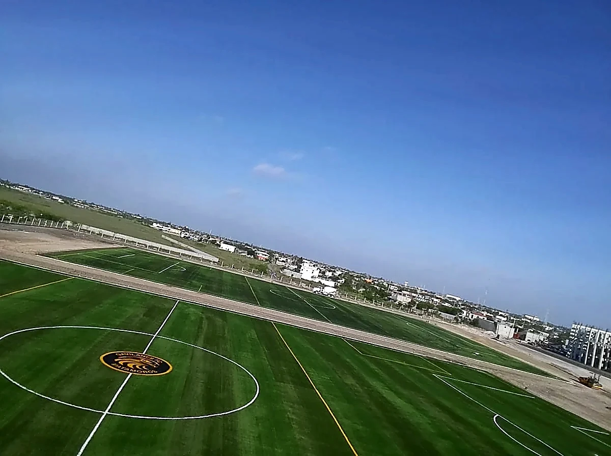 Cancha de fútbol soccer con pasto sintético en Gavilanes, Matamoros, Tamaulipas: la cancha desde la línea lateral