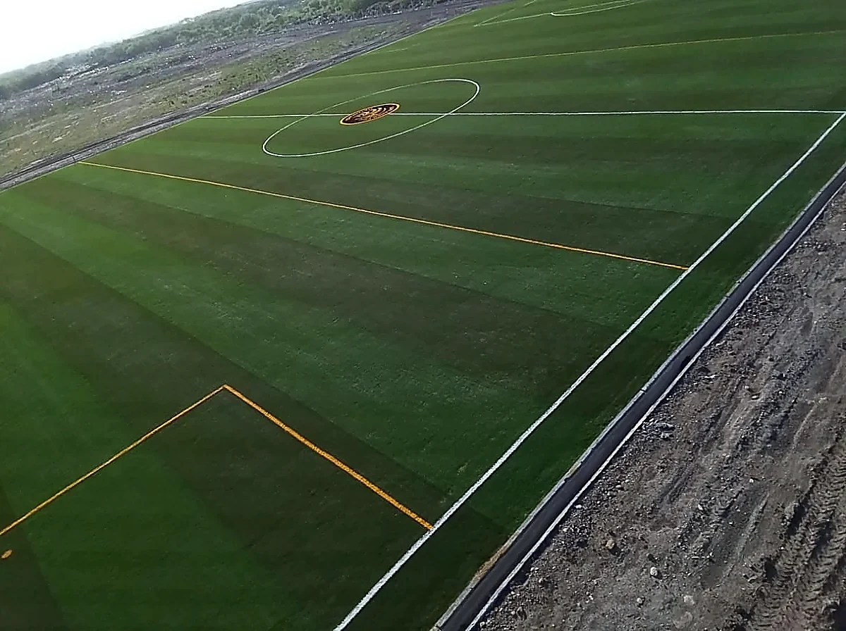 Cancha de fútbol soccer con pasto sintético en Gavilanes, Matamoros, Tamaulipas: la cancha desdel fondo
