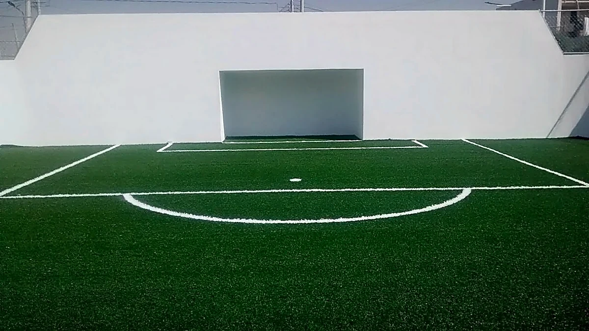 Cancha de fútbol 7 con pasto sintético en Campo Deportivo Papalota, Papalotla, Tlaxcala: líneas de juego insertadas en el mismo pasto