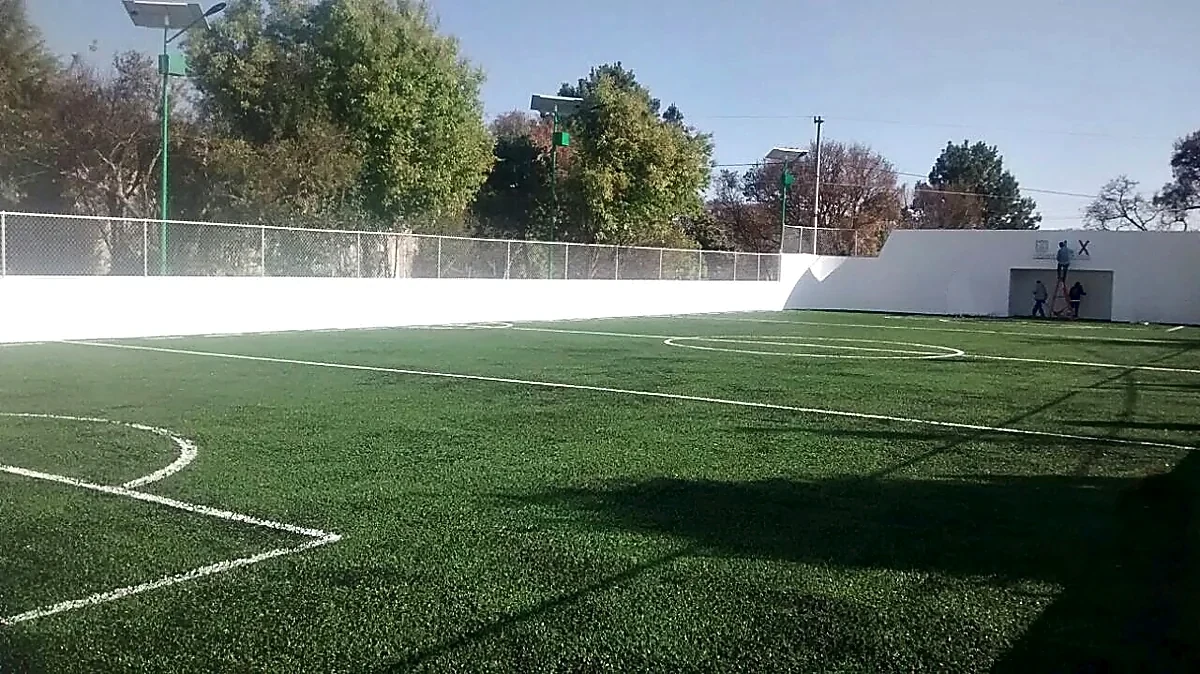 Detalle del pasto sintético de la cancha de fútbol 7 en Papalotla, Tlaxcala