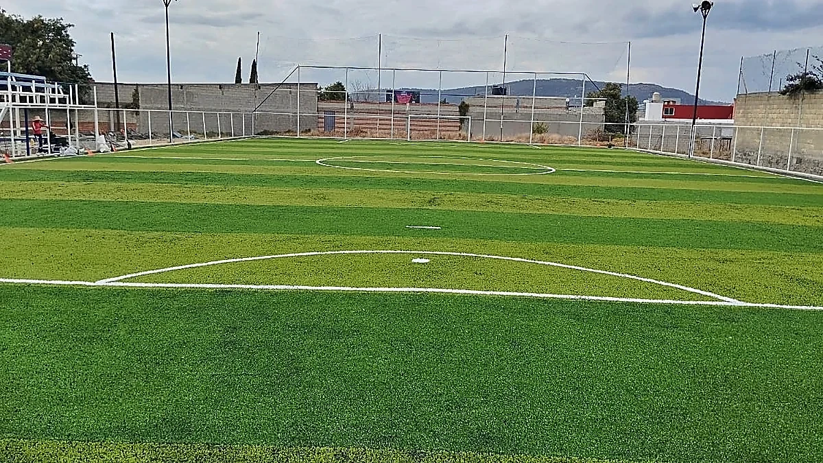 Cancha de fútbol 7 con pasto sintético en Seven vs Seven, Tlaxcala, Tlaxcala: líneas de juego insertadas en el mismo pasto