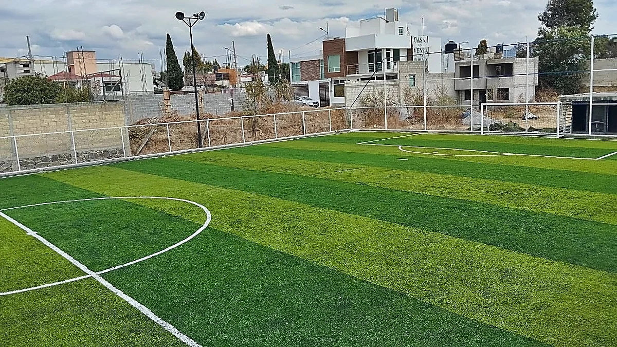 Cancha de fútbol 7 con pasto sintético en Seven vs Seven, Tlaxcala, Tlaxcala: otra vista de la cancha de fútbol 7