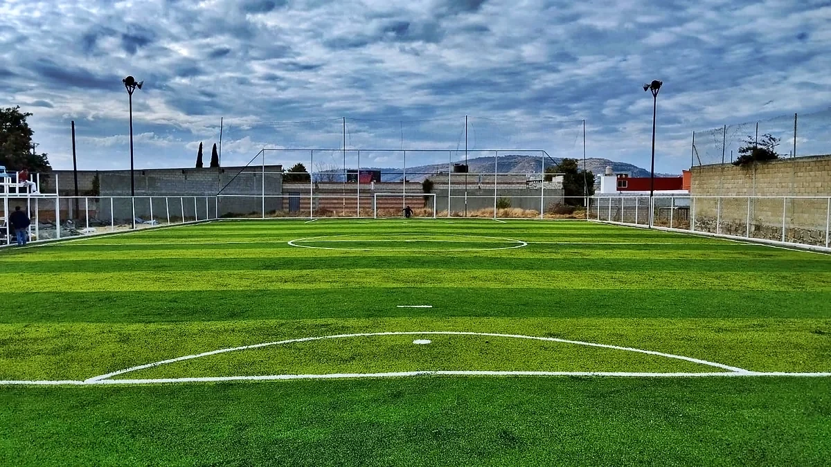 Cancha de fútbol 7 con pasto sintético en Seven vs Seven, Tlaxcala, Tlaxcala: la cancha desdel fondo