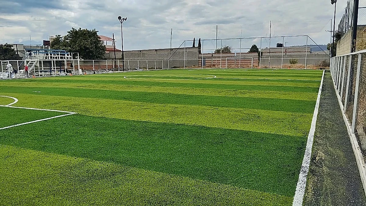 Detalle del pasto sintético de la cancha de fútbol 7 en Tlaxcala, Tlaxcala