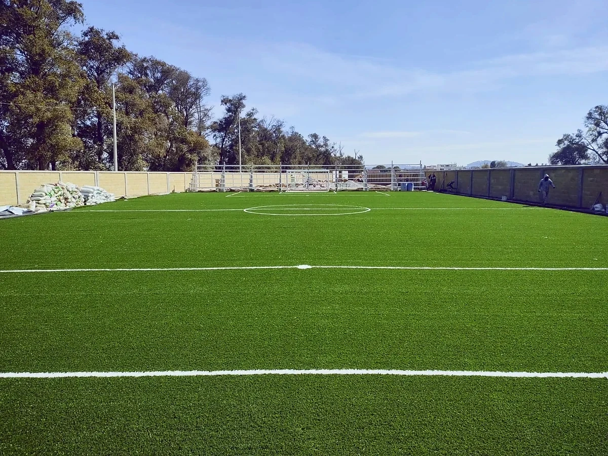 Cancha de fútbol rápido con pasto sintético en Unidad Deportiva Guadalupe Victoria, Tlaxcala