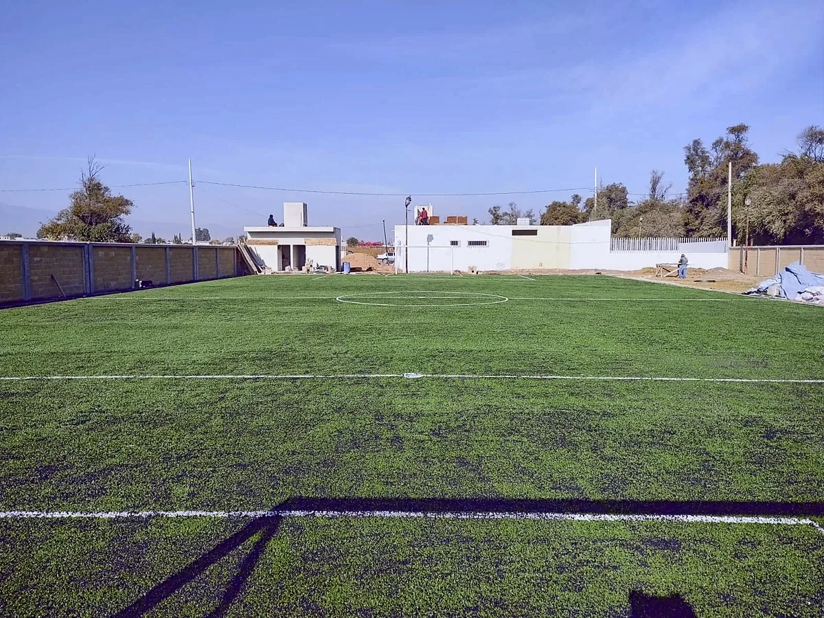 Cancha de fútbol rápido con pasto sintético en Unidad Deportiva Guadalupe Victoria, Tlaxcala, Tlaxcala: la cancha desde la línea lateral