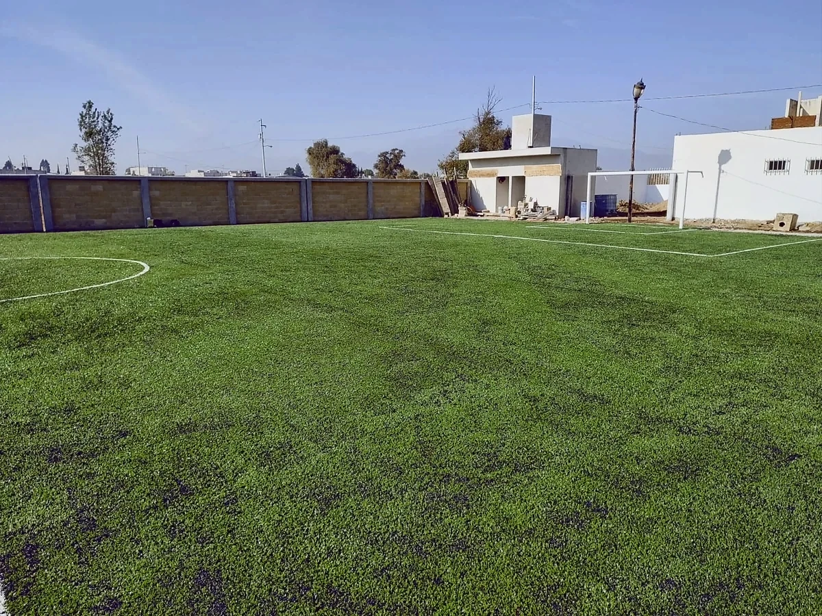 Detalle del pasto sintético de la cancha de fútbol rápido en Tlaxcala, Tlaxcala