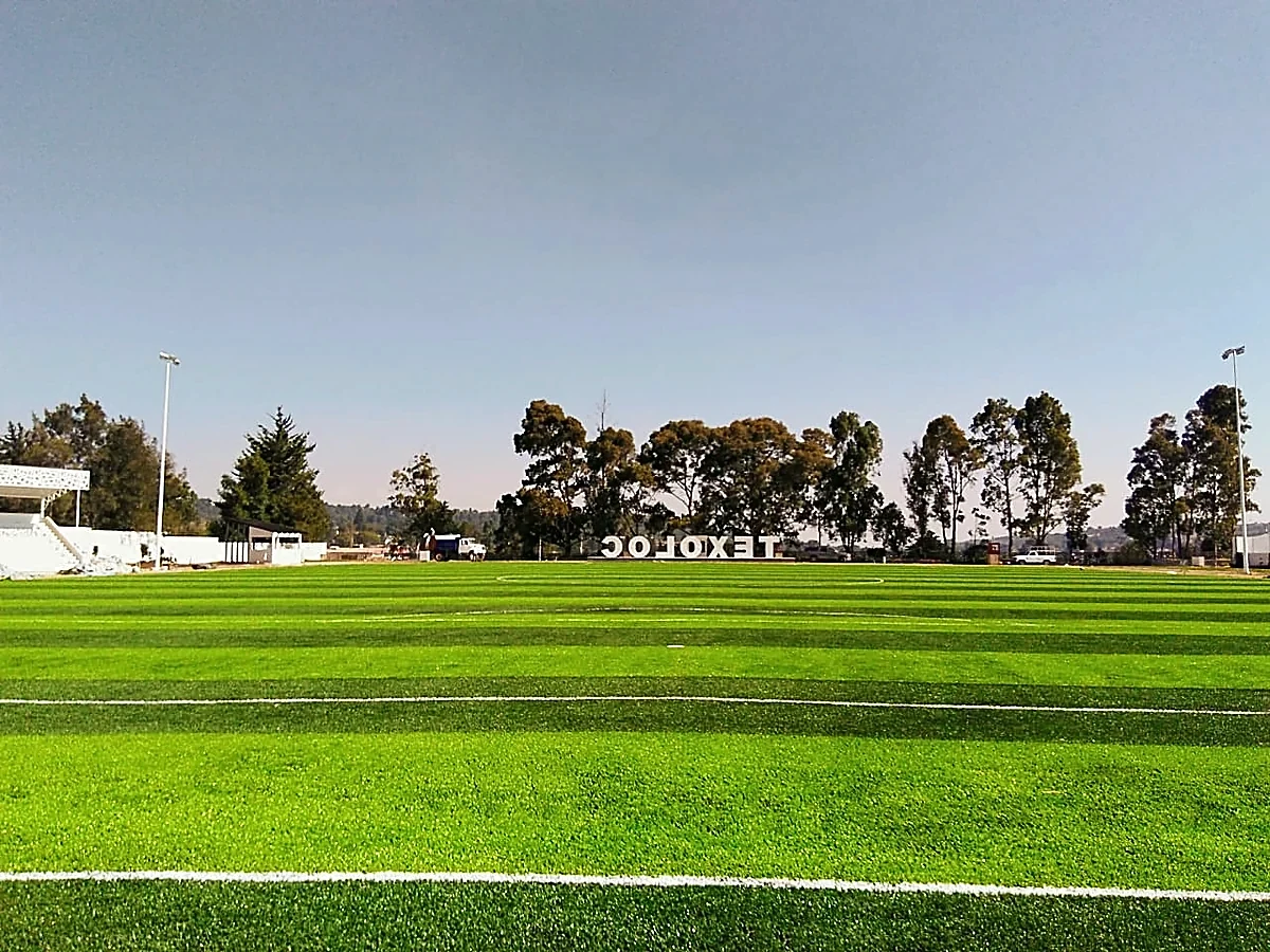 Cancha de fútbol soccer con pasto sintético en Unidad Deportiva Texoloc