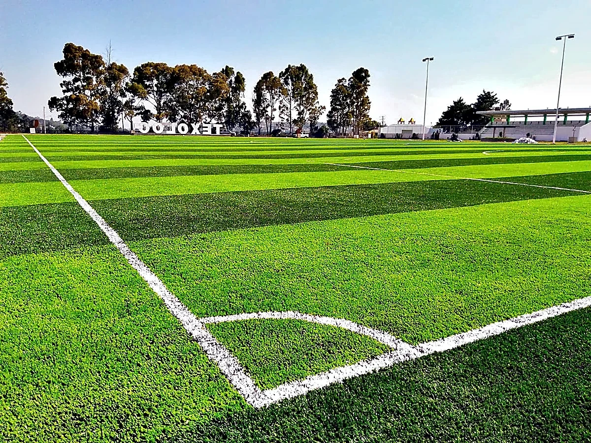 Cancha de fútbol soccer con pasto sintético en Unidad Deportiva Texoloc, Tlaxcala: otra vista de la cancha