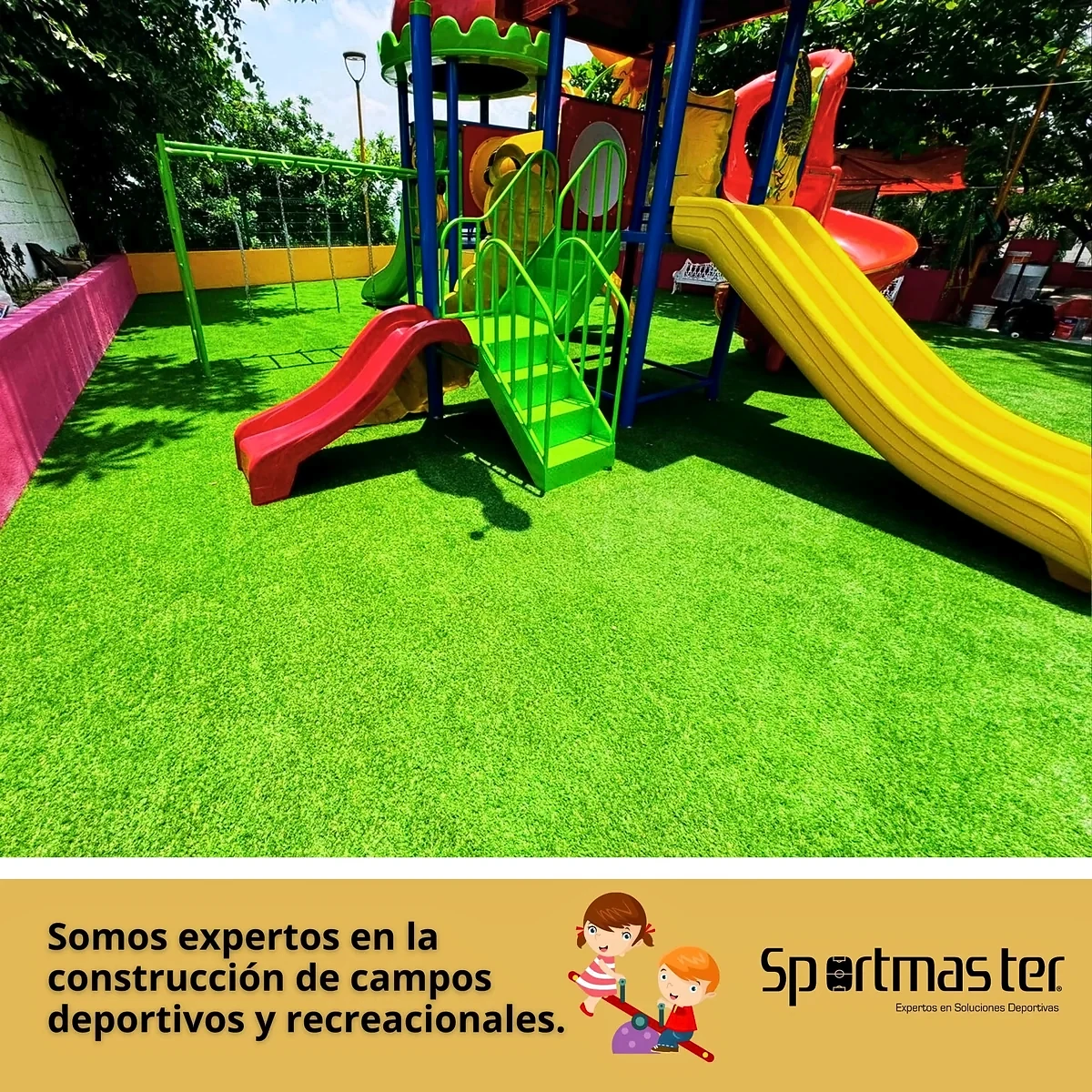 Área verde con pasto sintético con pasto sintético en Casa de la Cultura de Ozuluama, Veracruz: el área desde otro ángulo