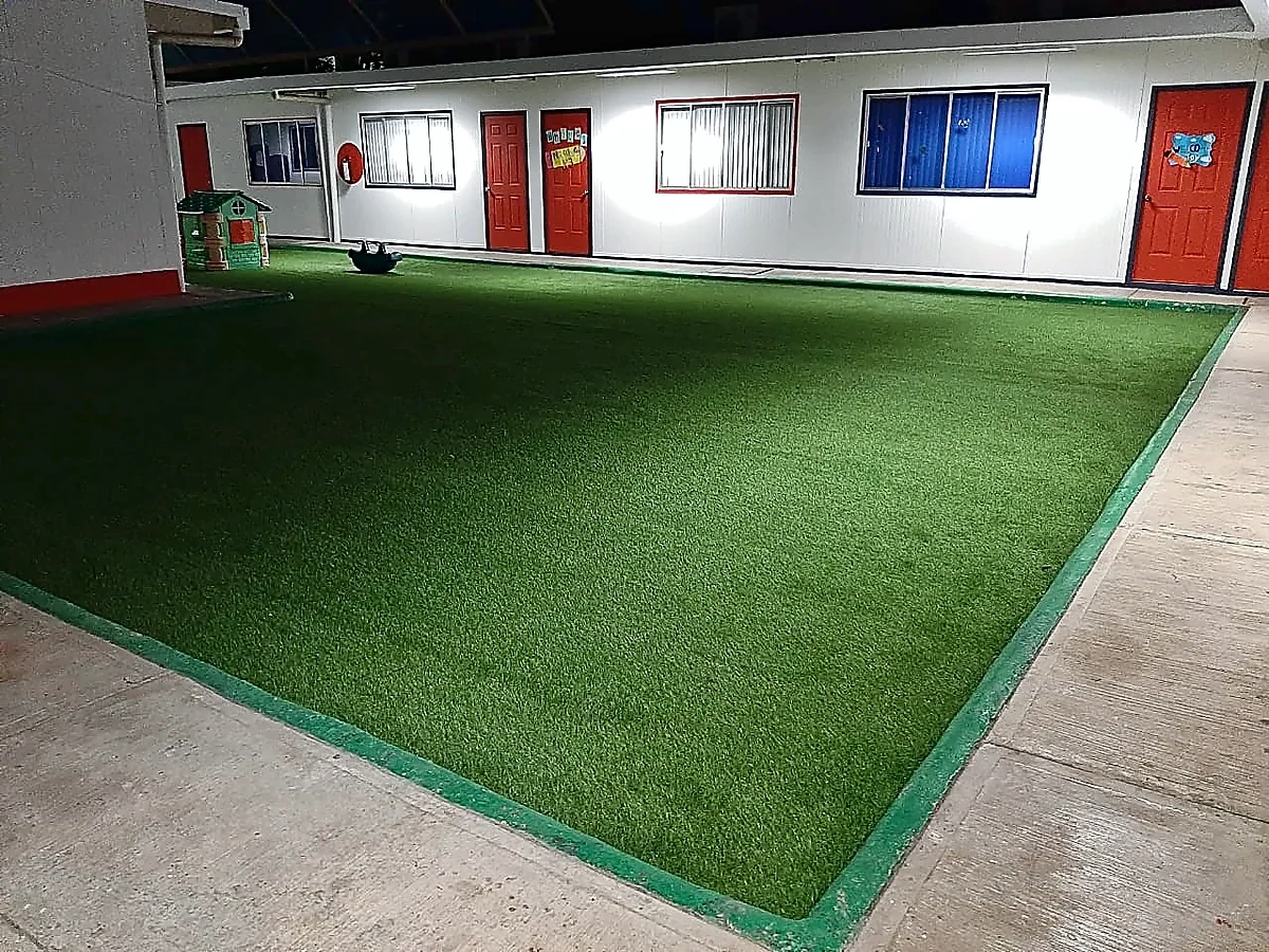 Área verde con pasto sintético con pasto sintético en Colegio Americano (área verde), Poza Rica