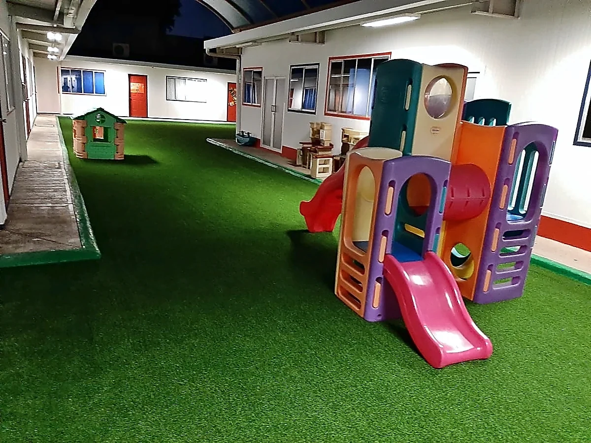 Área verde con pasto sintético con pasto sintético en Colegio Americano (área verde), Poza Rica, Veracruz: pasto sintético instalado