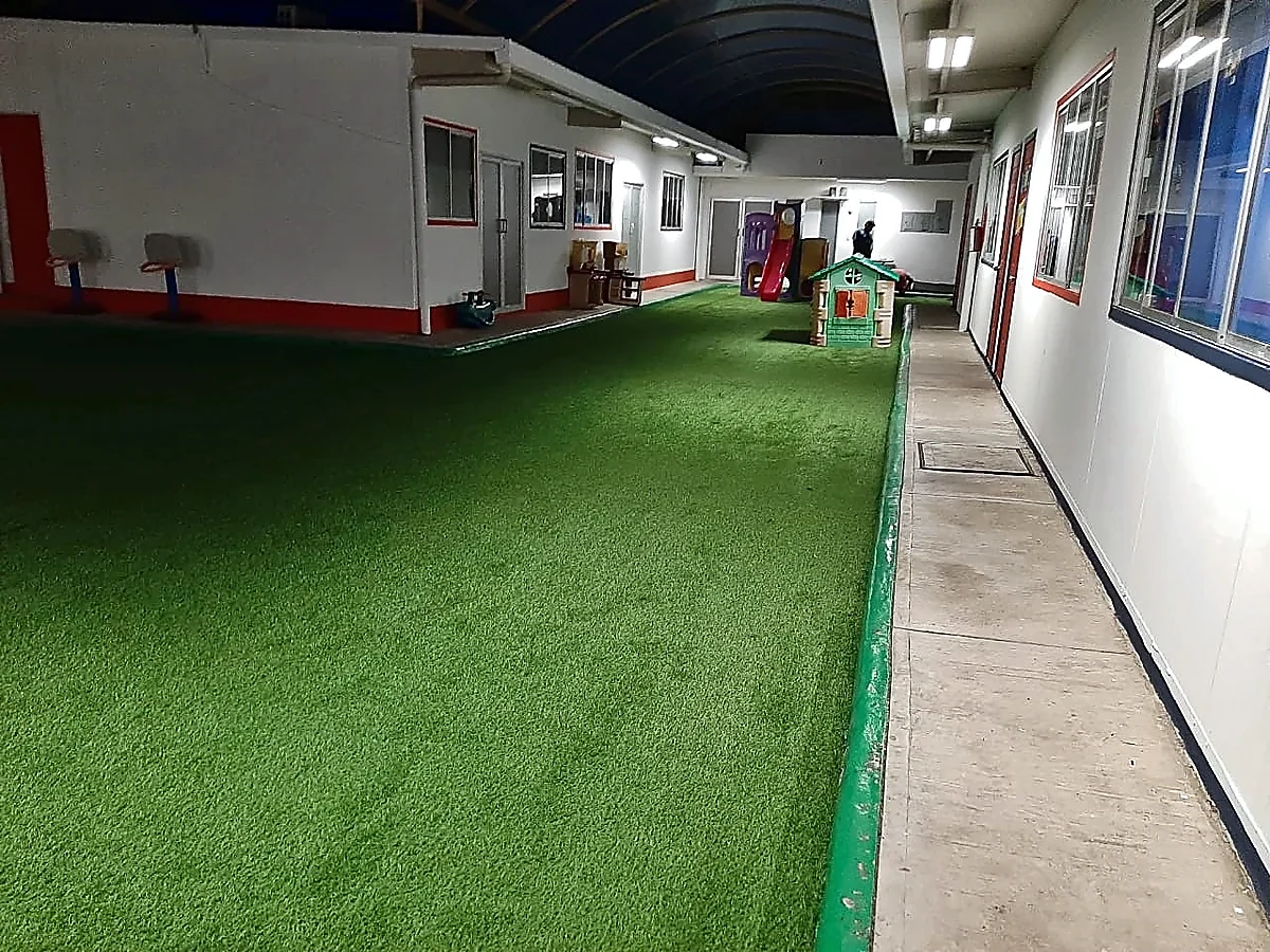 Área verde con pasto sintético con pasto sintético en Colegio Americano (área verde), Poza Rica, Veracruz: el área desde otro ángulo