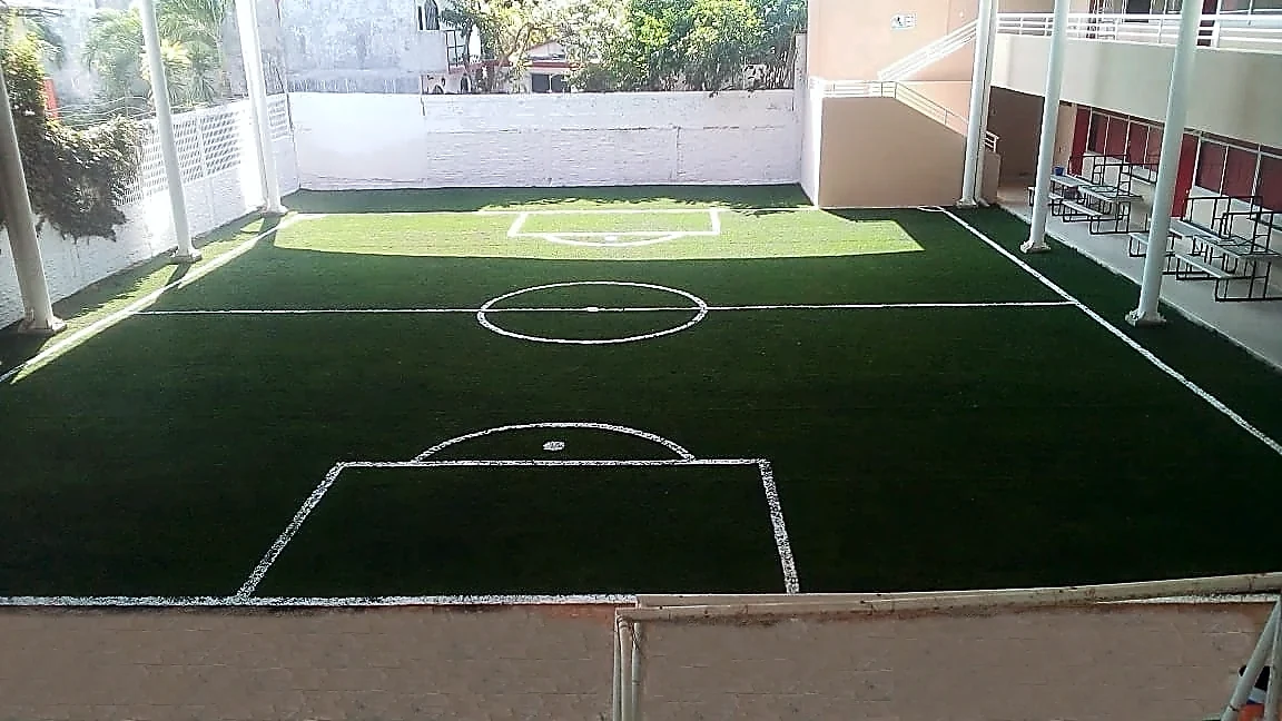 Cancha de fútbol 5 con pasto sintético en Colegio Americano, Poza Rica