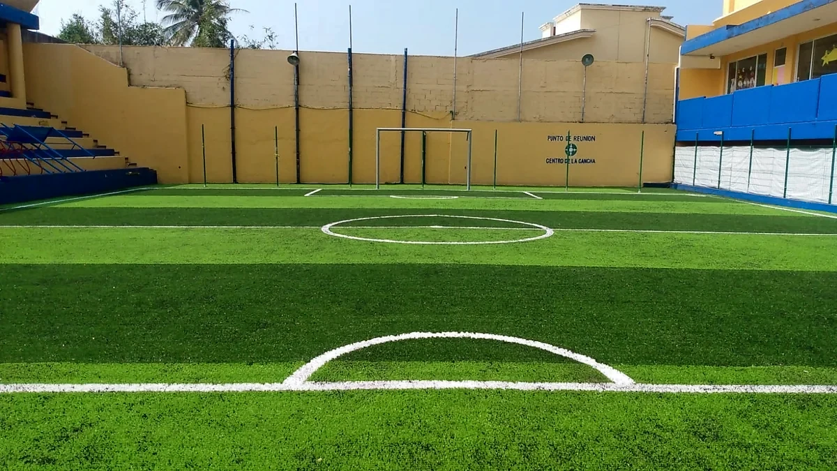 Cancha de fútbol 5 con pasto sintético en Colegio las Américas, Coatzacoalcos