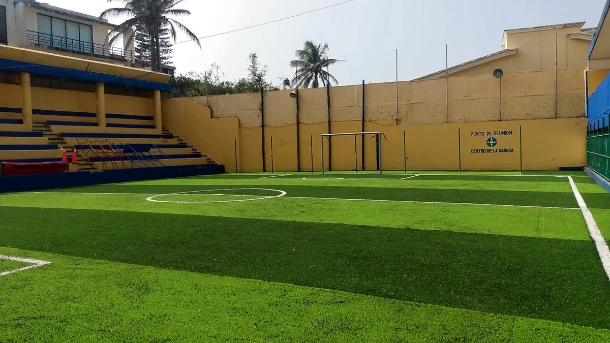 Cancha de fútbol 5 con pasto sintético en Colegio las Américas, Coatzacoalcos, Veracruz: líneas insertadas en el pasto sintético