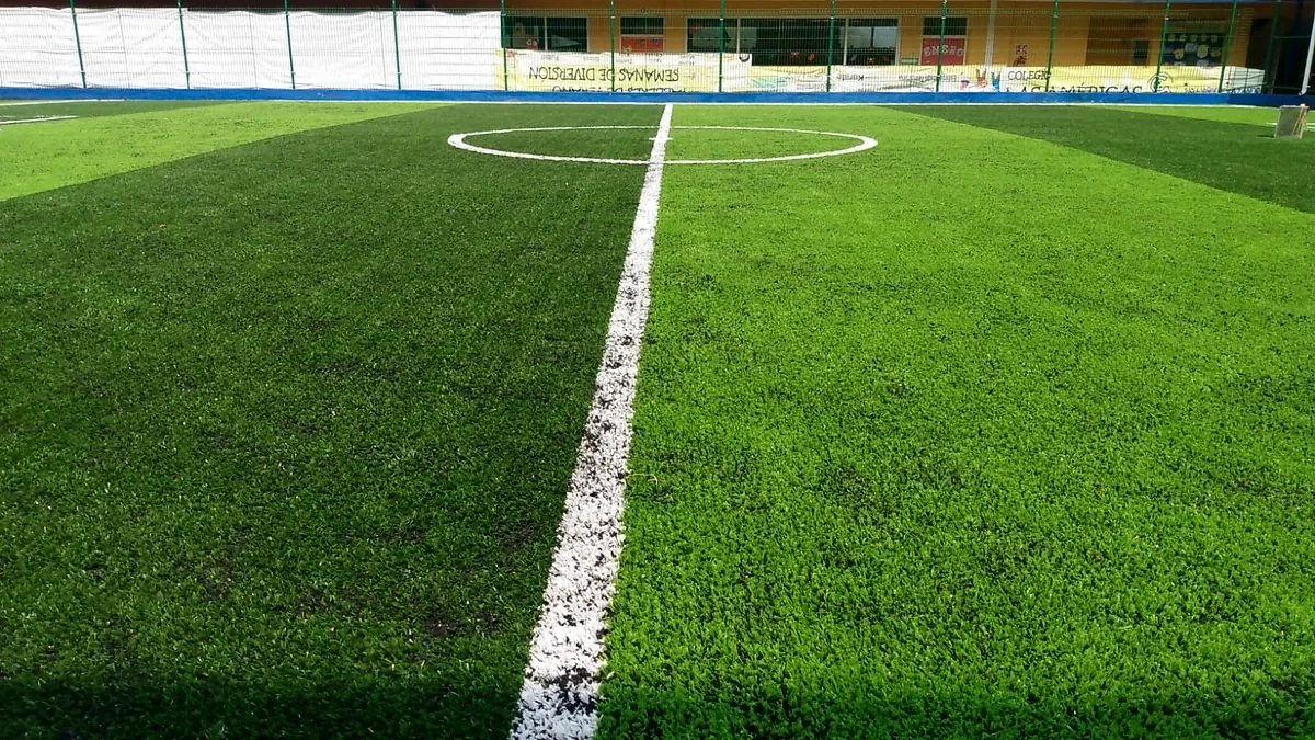 Cancha de fútbol 5 con pasto sintético en Colegio las Américas, Coatzacoalcos, Veracruz: otra vista de la cancha